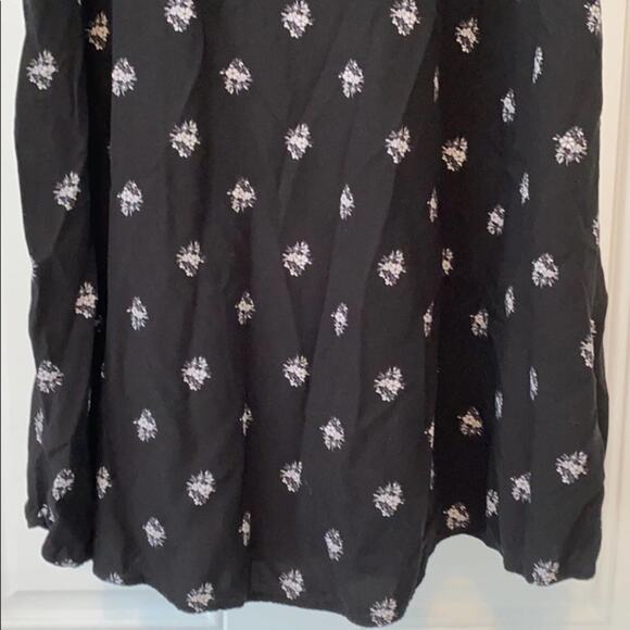 Old Navy Black Ruffled Sleeve Dress - Picture 2 of 7